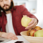 Cómo mejorar el bienestar en el trabajo con fruta para la oficina